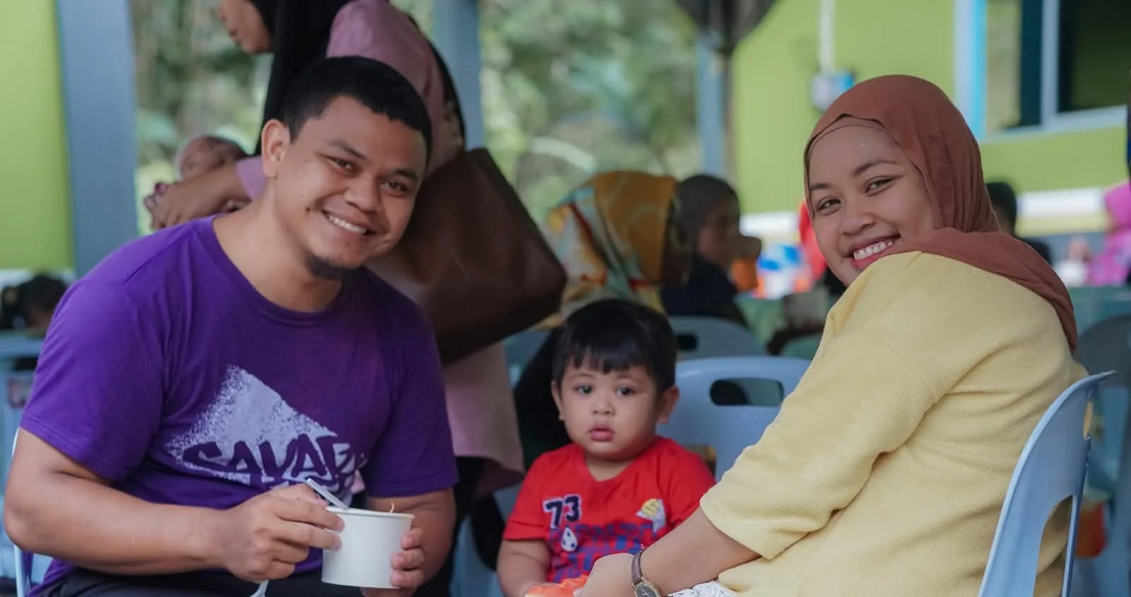 Keluarga anggota tersenyum di program Kasih Rezeki Koperasi TNB, Bentong